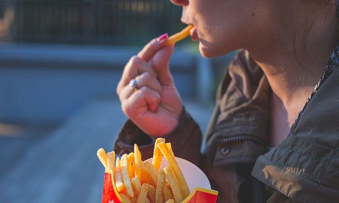 Cuore, mangiare fuori pasto e di notte mette a rischio la sua salute