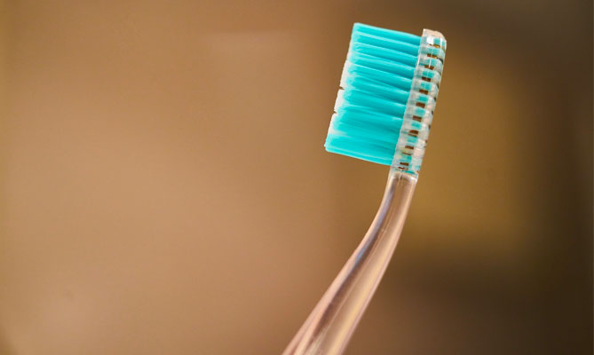 Denti, come scegliere lo spazzolino più adatto?