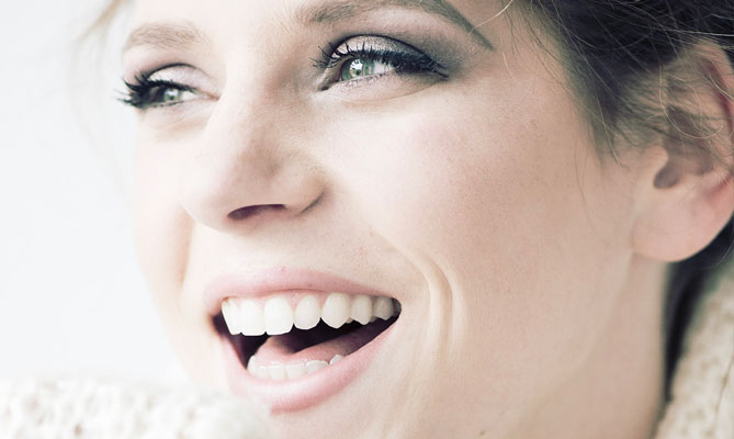 Menopausa, cosa accade ai denti delle donne?